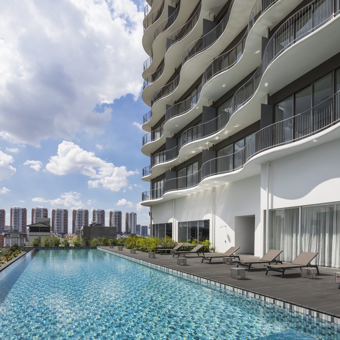 Hồ bơi tại Waterina Suites