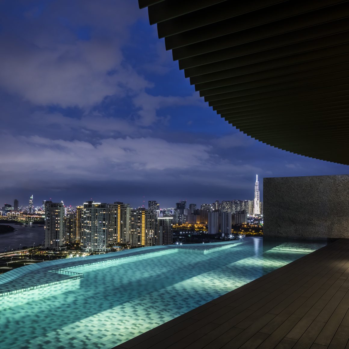 Hồ bơi tại Waterina Suites